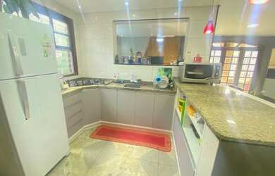 Imagem 5: Sobrado com 2 Apartamentos total de 6 Quartos no Centro de Guaratuba