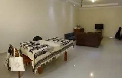 Imagem: A casa possui 3 Dormitórios, 3 Banheiros, 2 Vagas na garagem