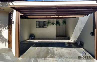 Imagem: A casa possui 3 Dormitórios, 2 Banheiros, 165m² de Área e