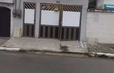 Imagem: A casa possui 1 Dormitório, 2 Banheiros, 1 Vaga na garagem