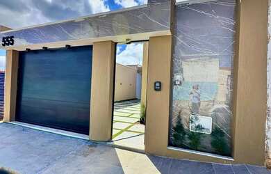 Imagem: A casa possui 3 Dormitórios, 3 Banheiros, 4 Vagas na garagem