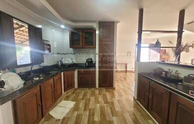 Imagem 7: F01 - Imperdível! Casa com Piscina, Jardim e 4 Quartos em Terreno de 1.000 m²