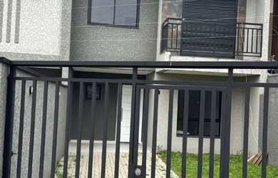 Imagem: A casa possui 3 Dormitórios, 4 Banheiros, 2 Vagas na garagem