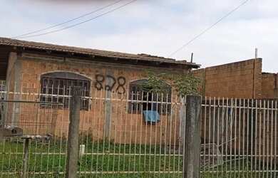 Imagem: A casa possui 3 Dormitórios, 1 Banheiro, 2 Vagas na garagem