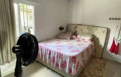 Imagem: A casa possui 3 Dormitórios, 1 Banheiro, 1 Vaga na garagem