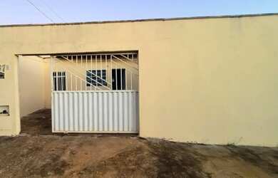 Imagem: A casa possui 2 Dormitórios, 1 Banheiro e 1 Vaga na garagem