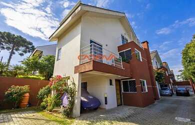 Imagem: A casa possui 3 Dormitórios, 3 Banheiros, 4 Vagas na garagem