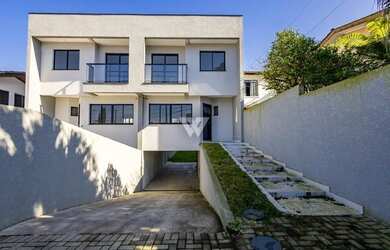 Imagem: A casa possui 3 Dormitórios, 3 Banheiros, 4 Vagas na garagem