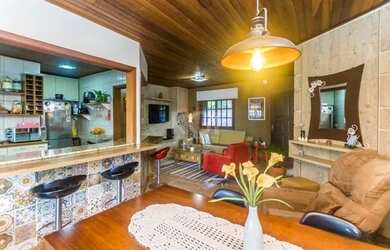 Imagem: A casa possui 2 Dormitórios, 2 Banheiros, 2 Vagas na garagem