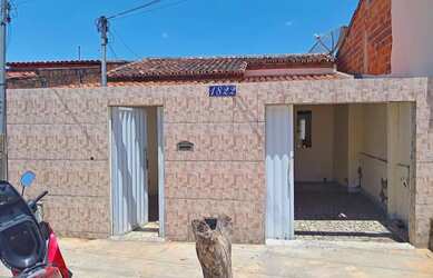 Imagem: A casa possui 3 Dormitórios, 2 Banheiros, 1 Vaga na garagem