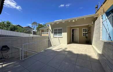 Imagem: A casa possui 2 Dormitórios, 2 Banheiros, 2 Vagas na garagem