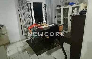 Imagem: A casa possui 3 Dormitórios, 2 Banheiros, 2 Vagas na garagem