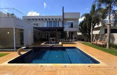 Imagem: A casa possui 4 Dormitórios, 5 Banheiros, 5 Vagas na garagem