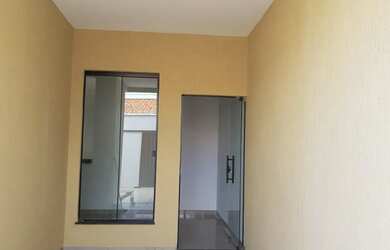 Imagem: A casa possui 3 Dormitórios, 2 Banheiros, 1 Vaga na garagem