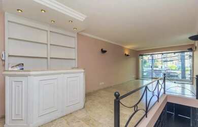 Imagem: A casa possui 2 Dormitórios, 2 Banheiros, 2 Vagas na garagem