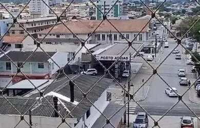 Imagem: O apartamento possui 3 Dormitórios, 1 Banheiro, 1 Vaga na garagem