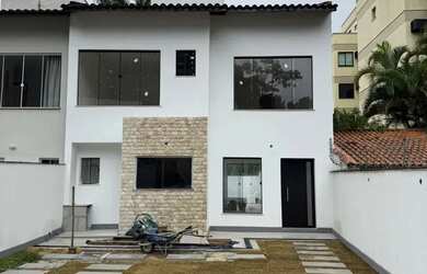 Imagem: A casa possui 4 Dormitórios, 5 Banheiros, 3 Vagas na garagem