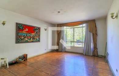 Imagem: A casa possui 3 Dormitórios, 4 Banheiros, 3 Vagas na garagem