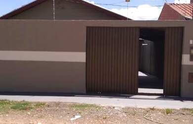 Imagem: A casa possui 3 Dormitórios, 2 Banheiros e 2 Vagas na garagem