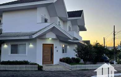 Imagem: A casa em condomínio possui 5 Dormitórios, 5 Banheiros, 5