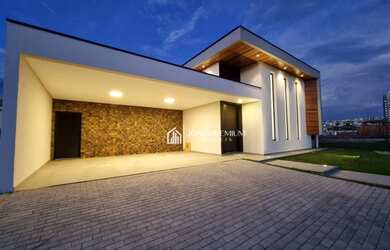 Imagem: A casa em condomínio possui 3 Dormitórios, 2 Banheiros, 4