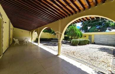 Imagem: A casa possui 4 Dormitórios, 4 Banheiros, 5 Vagas na garagem