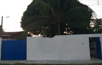 Imagem: A casa possui 3 Dormitórios, 1 Banheiro, 5 Vagas na garagem