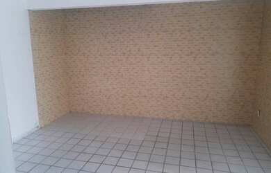 Imagem: A casa possui 3 Dormitórios, 1 Banheiro, 1 Vaga na garagem