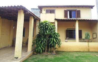 Imagem: A casa possui 2 Dormitórios, 2 Banheiros, 4 Vagas na garagem