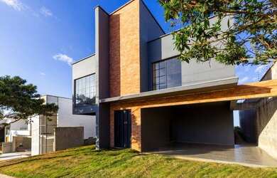 Imagem: A casa possui 3 Dormitórios, 3 Banheiros, 2 Vagas na garagem
