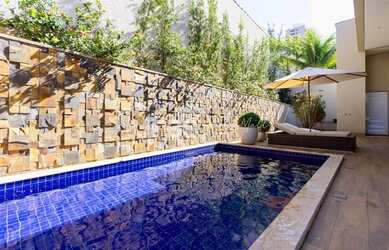 Imagem: A casa em condomínio possui 4 Dormitórios, 5 Banheiros, 2