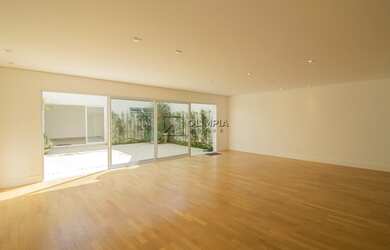 Imagem: A casa possui 3 Dormitórios, 3 Banheiros, 2 Vagas na garagem