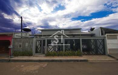 Imagem: A casa possui 3 Dormitórios, 2 Banheiros, 2 Vagas na garagem