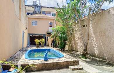 Imagem: A casa possui 4 Dormitórios, 1 Banheiro, 3 Vagas na garagem