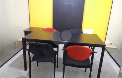 Imagem: O depósito possui 1 Vaga na garagem, 98m² de Área e está