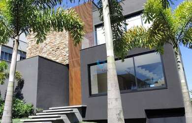 Imagem: A casa em condomínio possui 5 Dormitórios, 5 Banheiros, 5