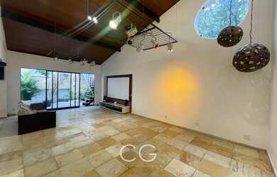 Imagem: A casa possui 4 Dormitórios, 5 Banheiros, 4 Vagas na garagem