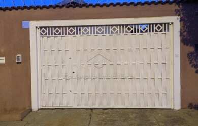 Imagem: A casa possui 4 Dormitórios, 3 Banheiros, 2 Vagas na garagem