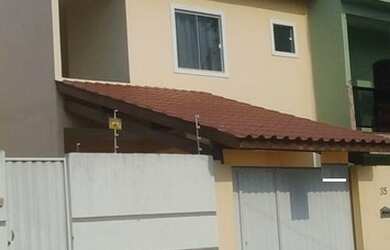 Imagem: A casa possui 3 Dormitórios, 2 Banheiros, 2 Vagas na garagem