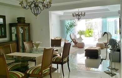 Imagem: A casa possui 4 Dormitórios, 5 Banheiros, 2 Vagas na garagem