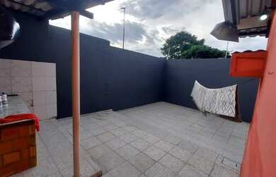 Imagem: A casa possui 3 Dormitórios, 1 Banheiro, 4 Vagas na garagem