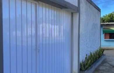 Imagem: A casa possui 2 Dormitórios, 2 Banheiros, 2 Vagas na garagem