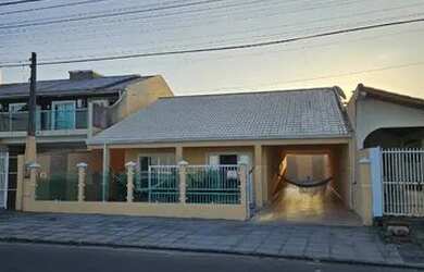 Imagem: A casa possui 3 Dormitórios, 3 Banheiros, 4 Vagas na garagem