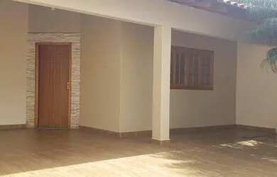 Imagem: A casa possui 3 Dormitórios, 1 Banheiro, 2 Vagas na garagem
