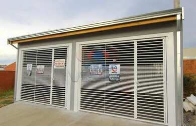 Imagem: A casa possui 2 Dormitórios, 1 Banheiro, 1 Vaga na garagem