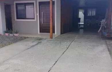 Imagem: A casa possui 2 Dormitórios, 1 Banheiro, 2 Vagas na garagem