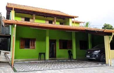 Imagem: A casa possui 4 Dormitórios, 4 Banheiros, 5 Vagas na garagem