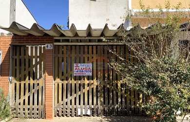 Imagem: A casa possui 2 Dormitórios, 2 Banheiros, 2 Vagas na garagem