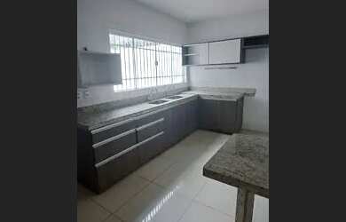 Imagem: A casa possui 3 Dormitórios, 3 Banheiros e 3 Vagas na garagem