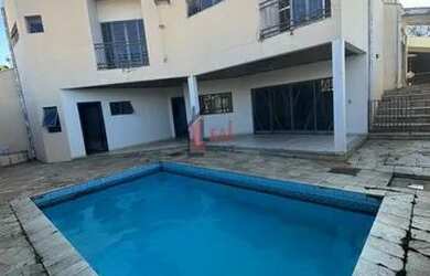 Imagem: A casa possui 4 Dormitórios, 5 Banheiros, 3 Vagas na garagem